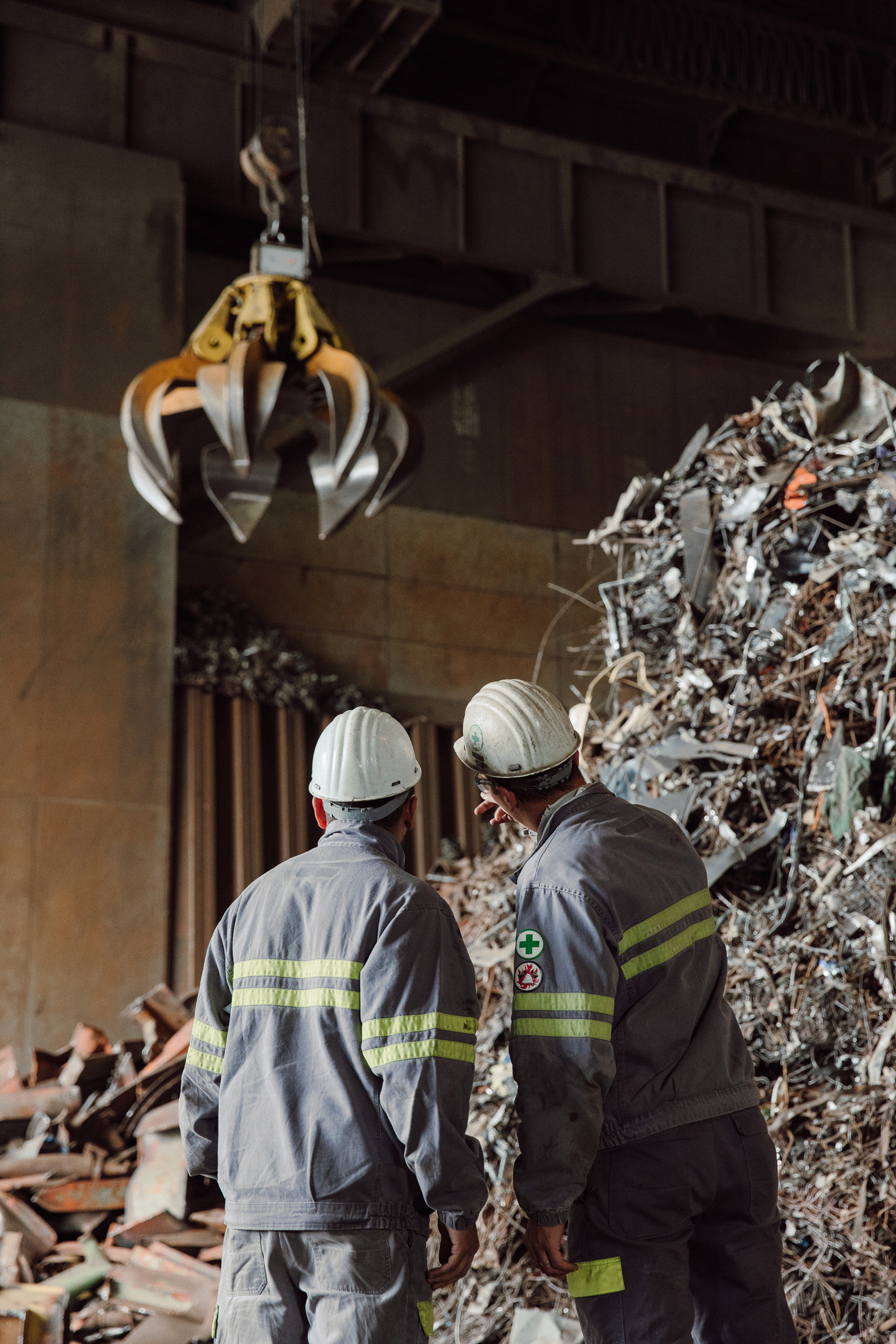 thymarcinelle-fournisseurs Deux ouvriers de Thy-Marcinelle regardant une pince saisir de l'acier